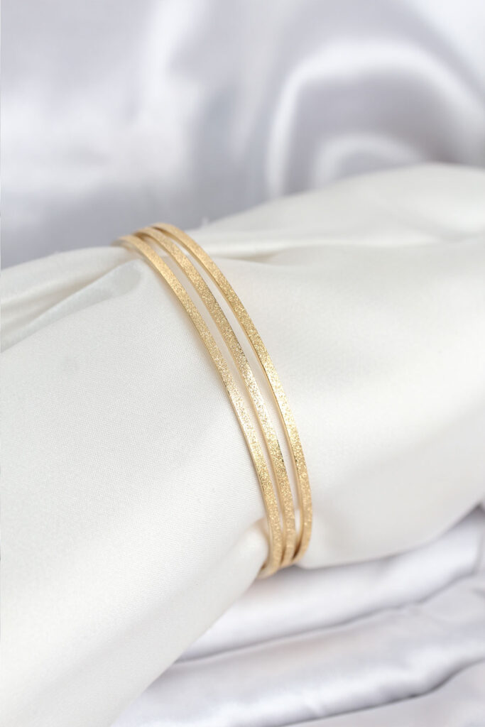 Çelik Gold Renk Simli Model Ajda 65 mm Bileklik
