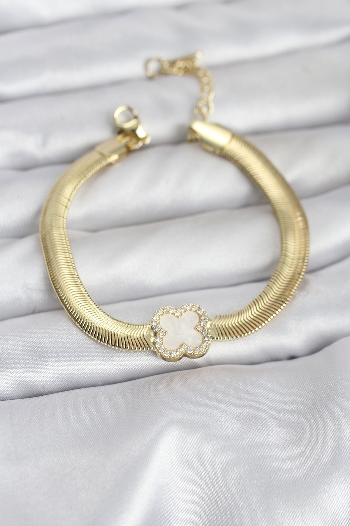 Çelik Gold Renk Beyaz Yonca Model Zirkon Taşlı Yılan Zincirli Bileklik