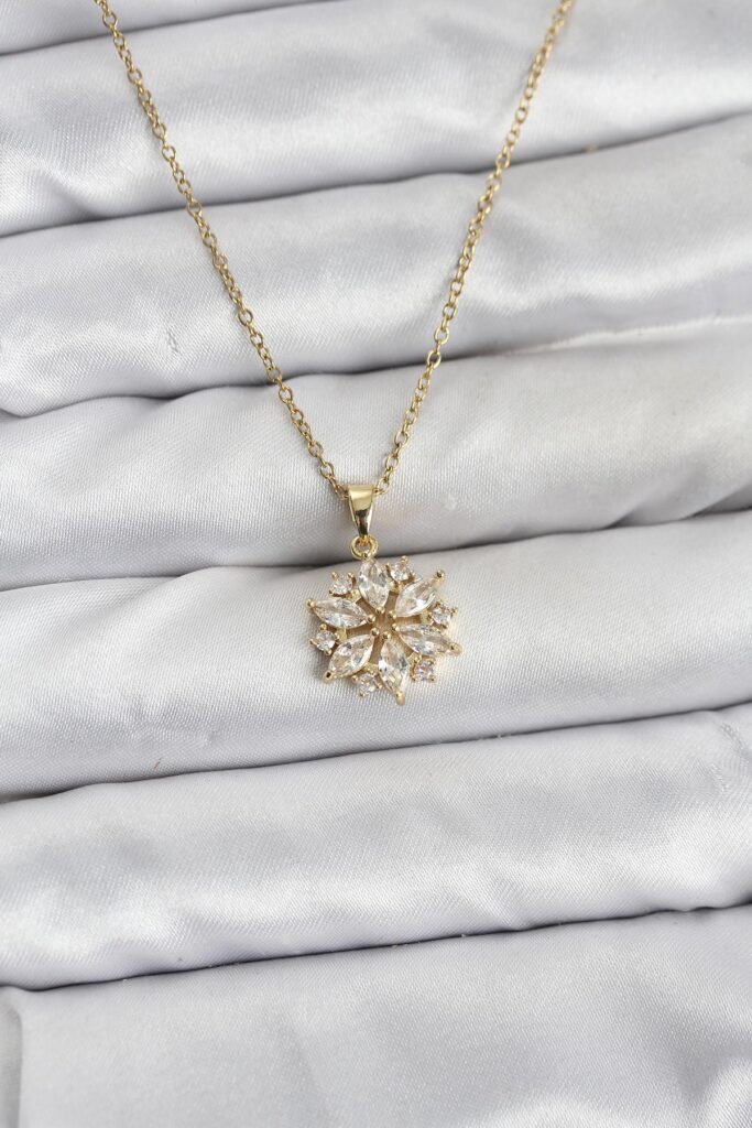 Çelik Zincir Gold Renk Lotus Model Zirkon Taşlı Kolye