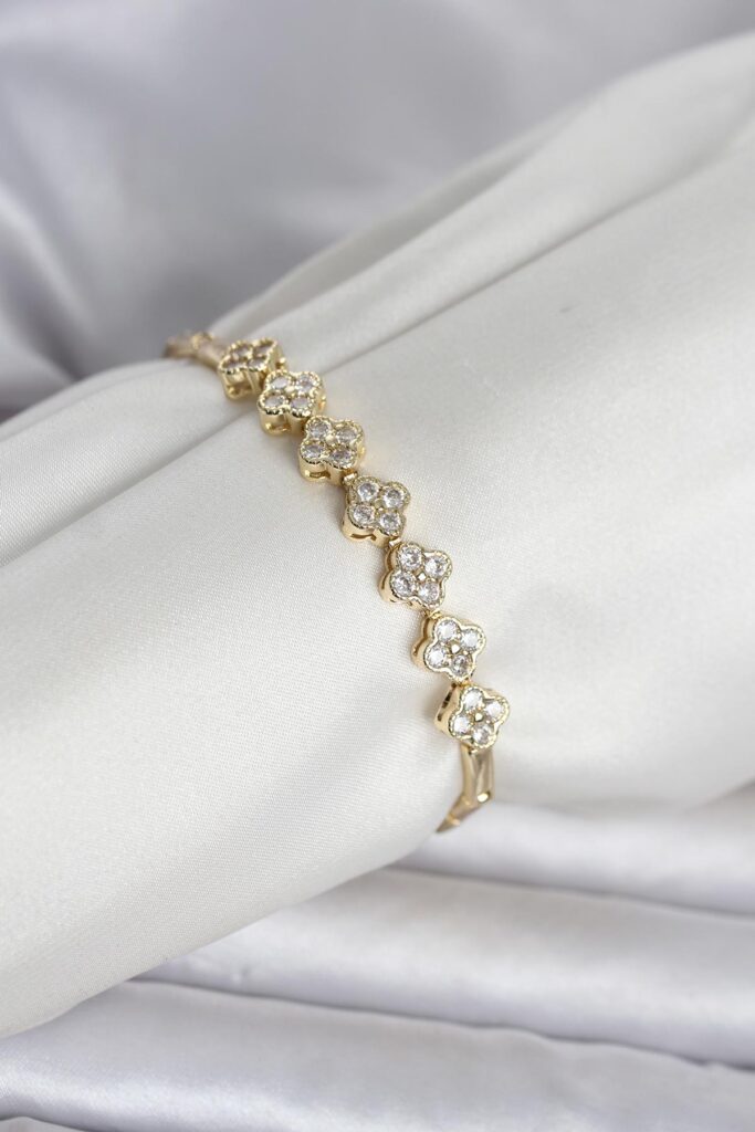 Gold Renk Yonca Model Zirkon Taşlı Bileklik