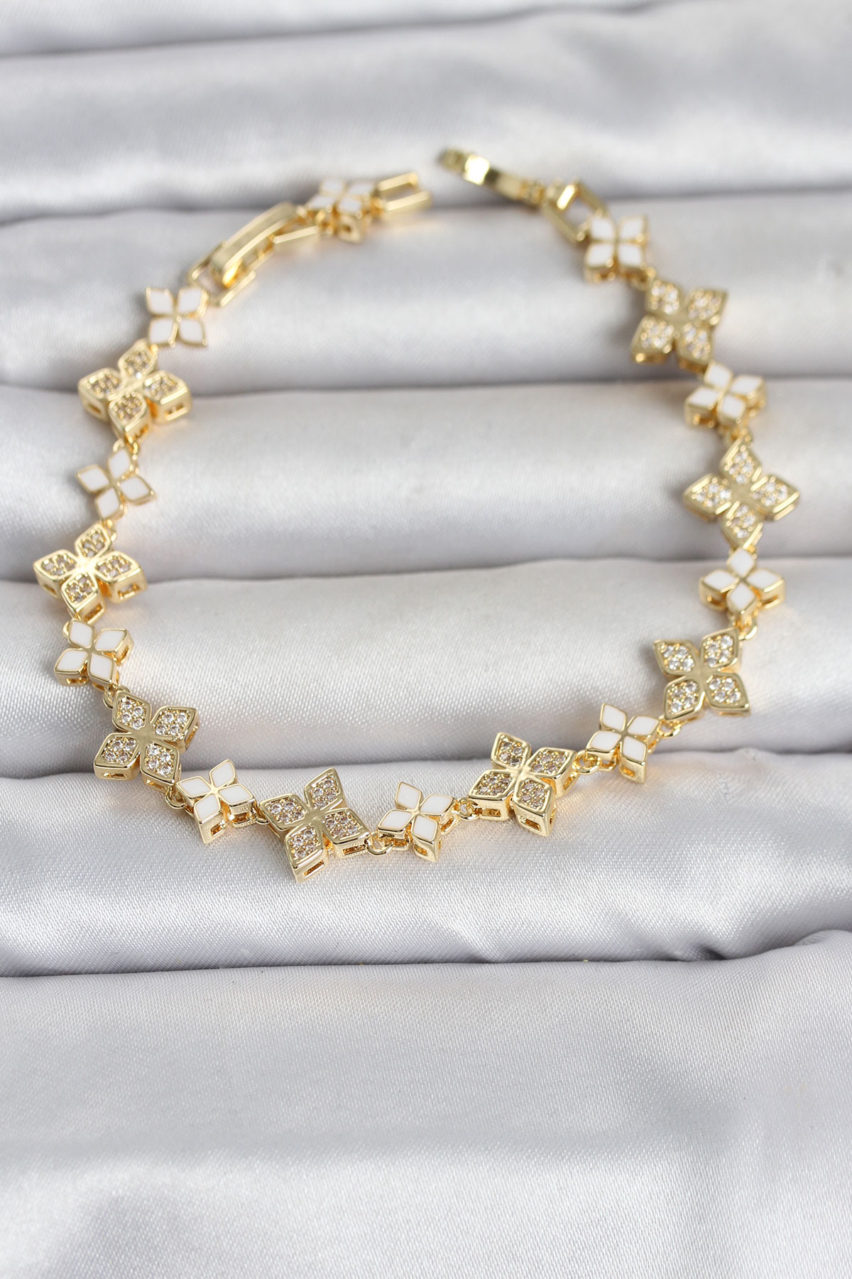 Zirkon Taşlı ve Mineli Yonca Model Gold Renk Bileklik