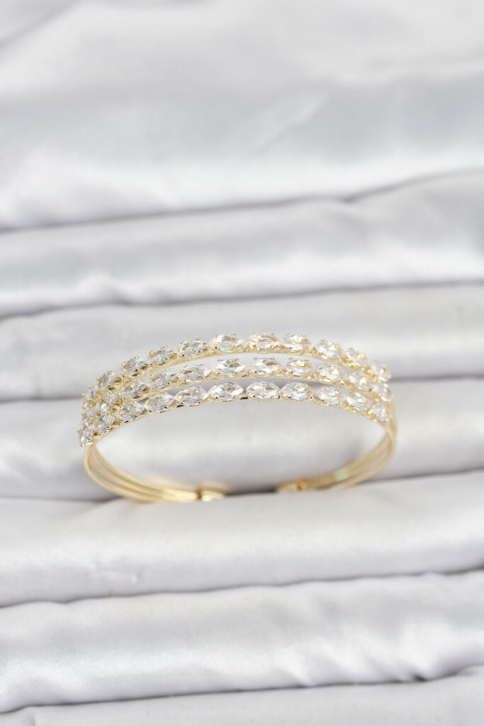 Gold Renk Arpa Kesim Zirkon Taşlı Sıralı Model Bileklik