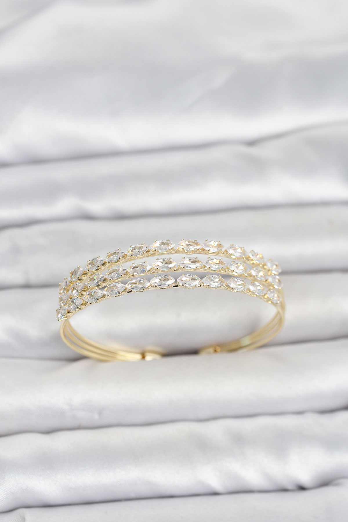 Gold Renk Arpa Kesim Zirkon Taşlı Sıralı Model Bileklik