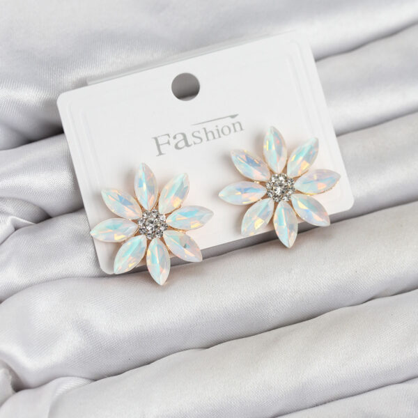 Beyaz Renk Kristal Taşlı Lotus Çiçek Model Küpe