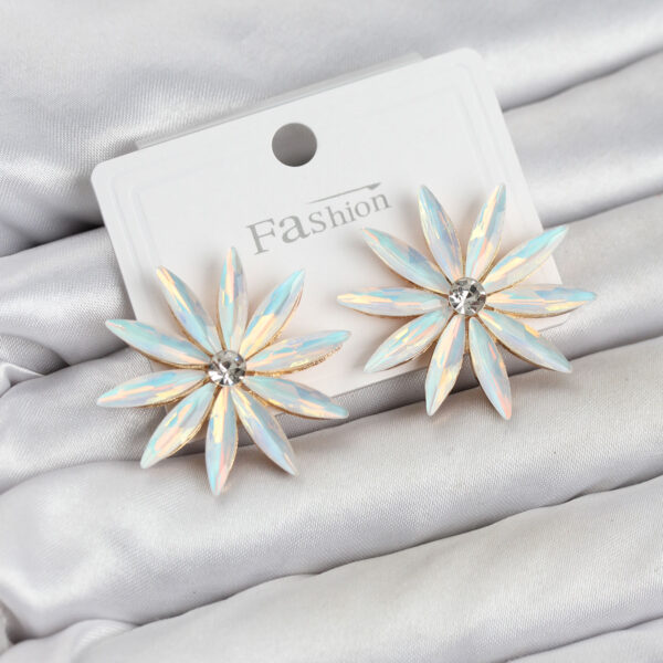 Beyaz Renk Kristal Taşlı Lotus Model Küpe