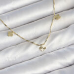 Minimal Gold Renk Yonca Model Kolye
