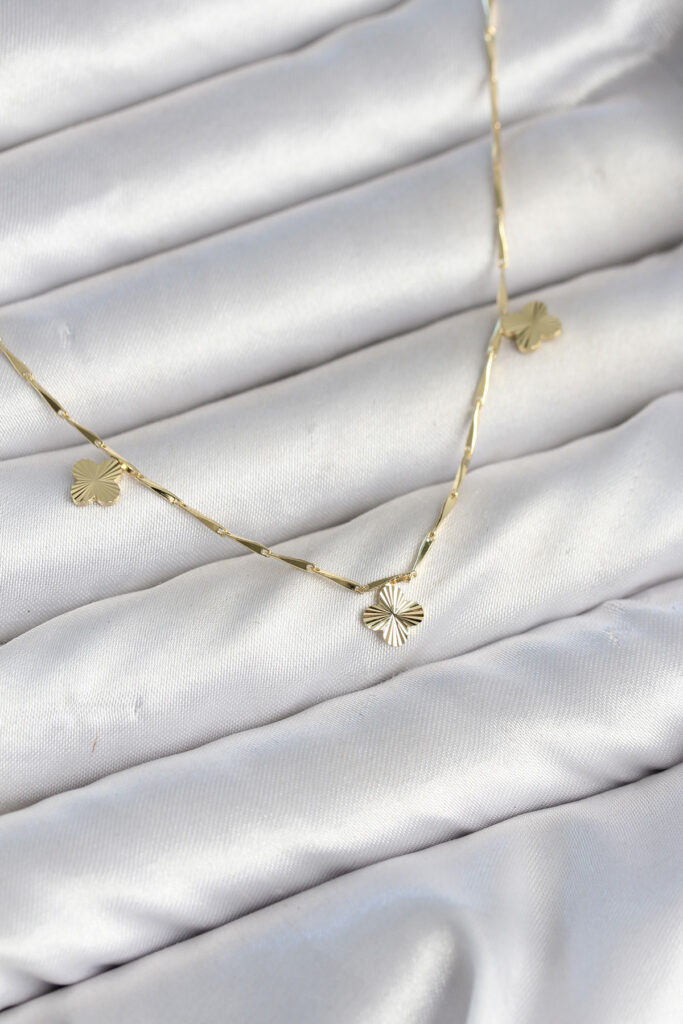 Minimal Gold Renk Yonca Model Kolye