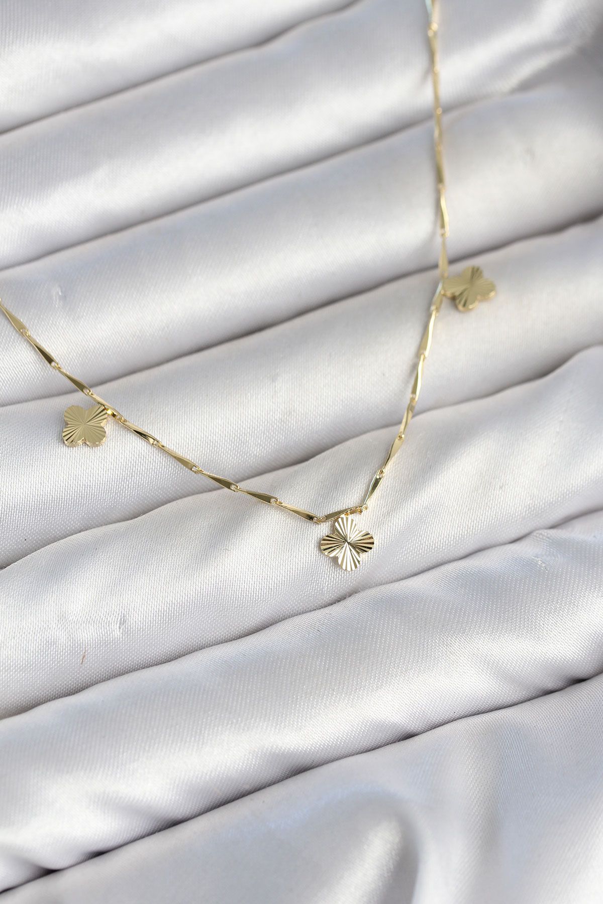 Minimal Gold Renk Yonca Model Kolye