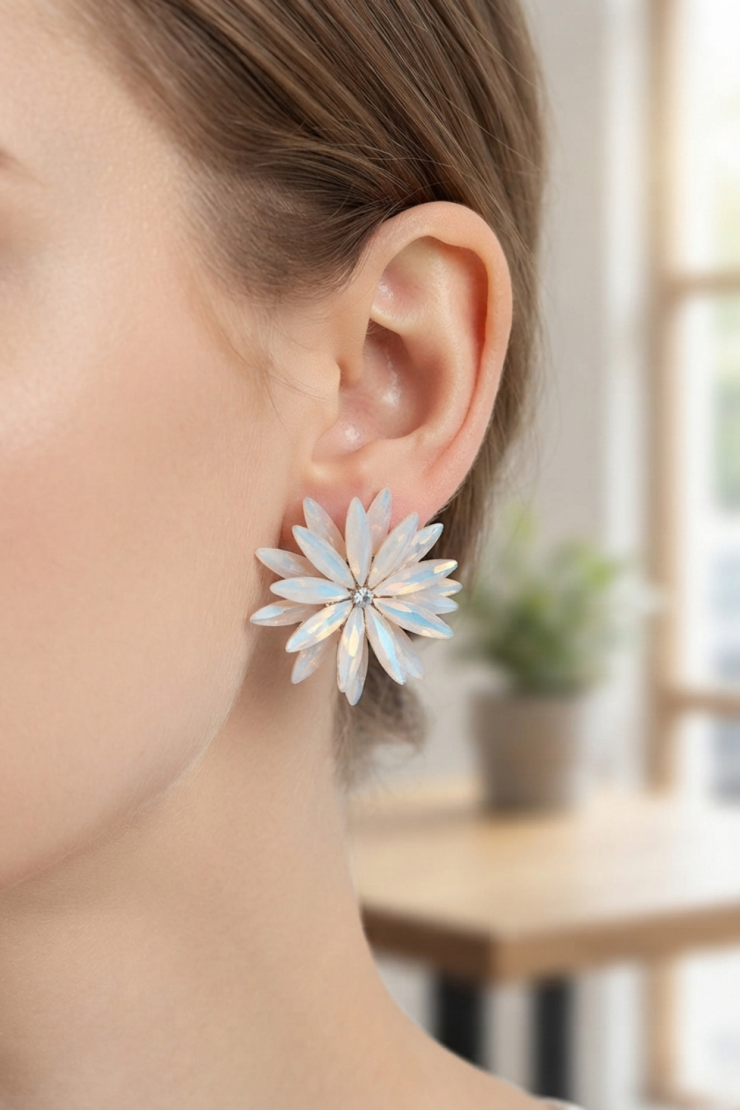 Lotus Model Beyaz Renk Kristal Taşlı Küpe