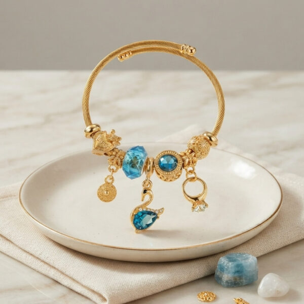 Mavi Kuğu Model Gold Renk Charmlı Bileklik