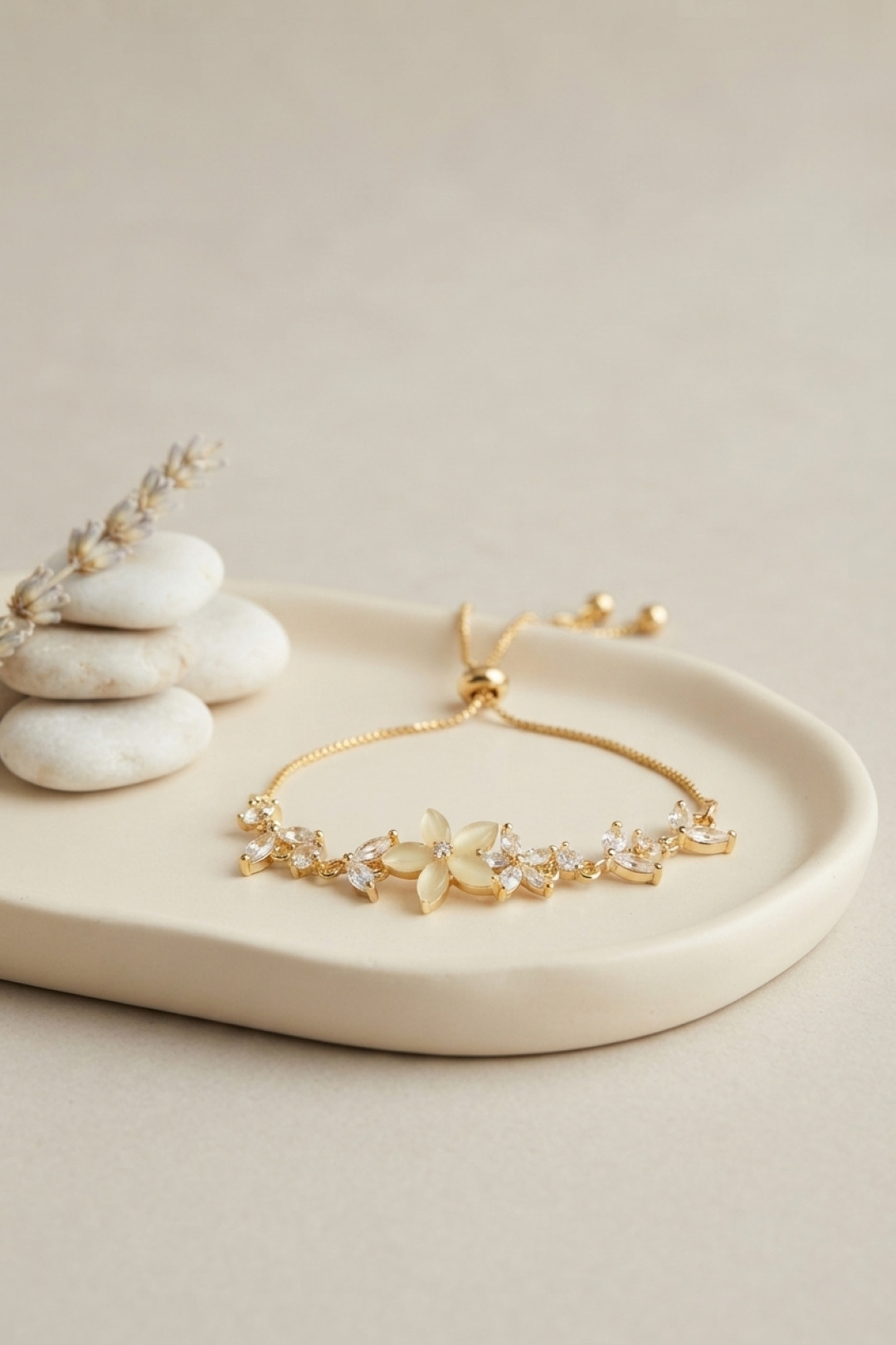 Gold Renk Zirkon Taşlı Sedefli Çiçek Model Asansörlü Bileklik