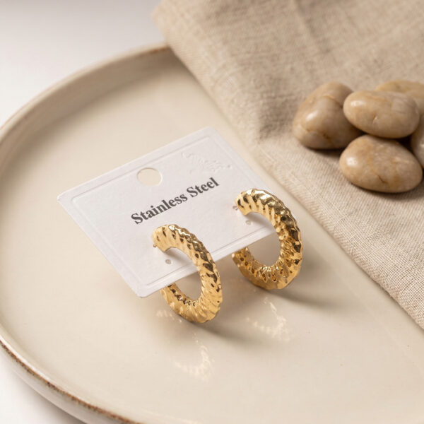 Çelik Gold Renk Yarım Halka Model Küpe