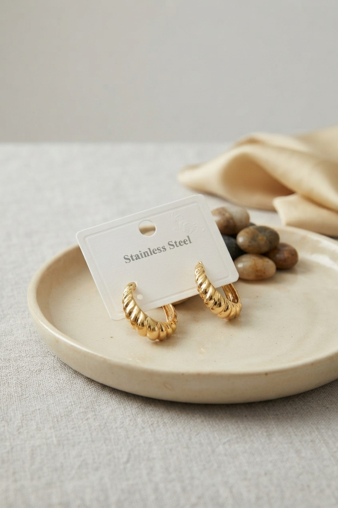 Çelik Gold Renk Kıvrımlı Halka Model Küpe