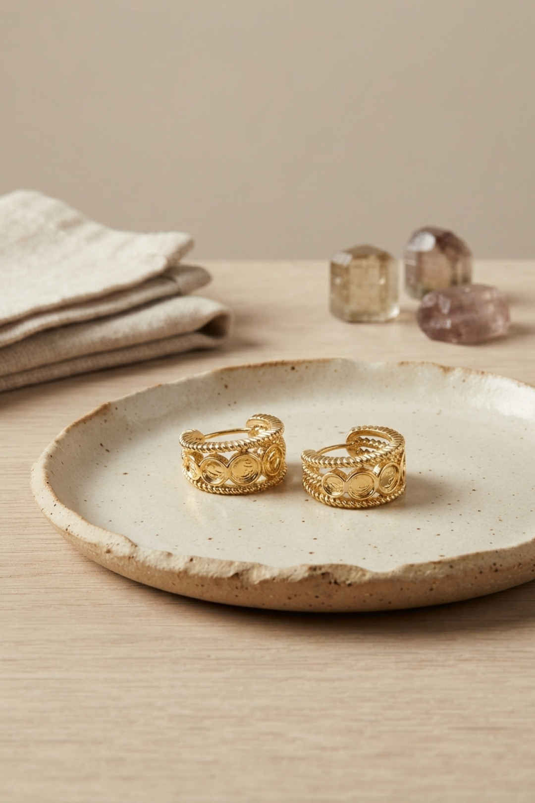Çelik Gold Renk Para Figürlü Kenarları İşlemeli Küpe