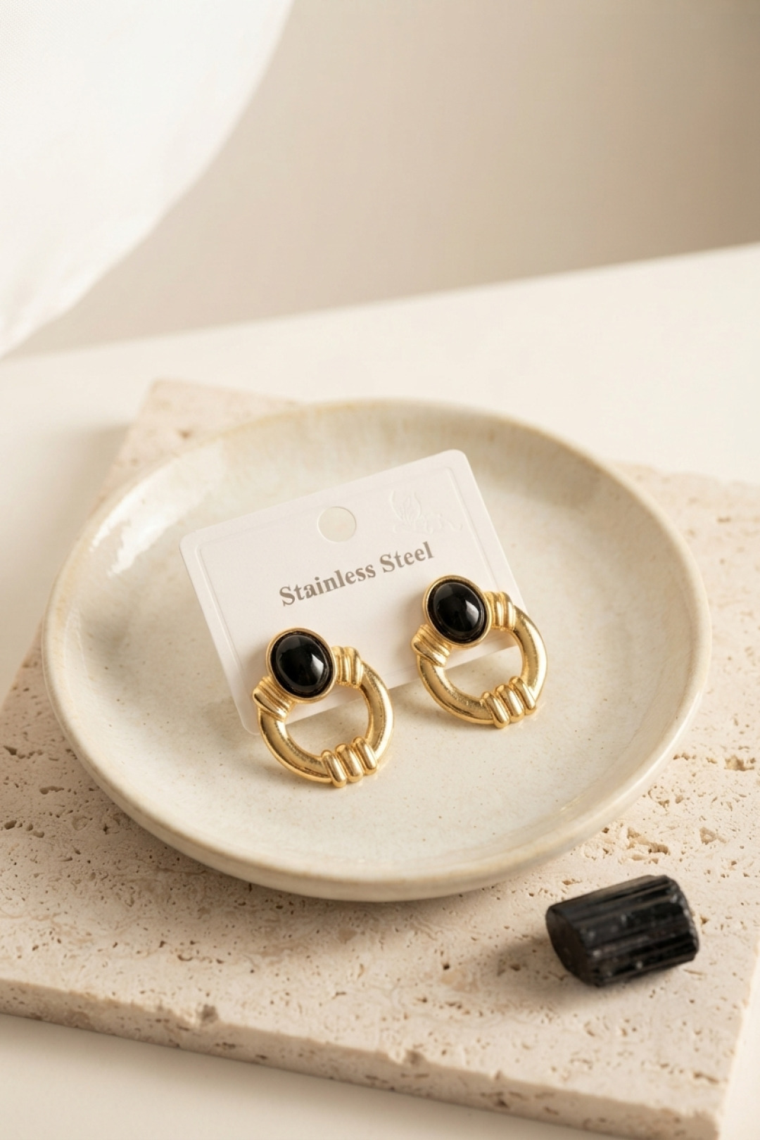 Çelik Gold Renk Vintage Siyah Taşlı Küpe