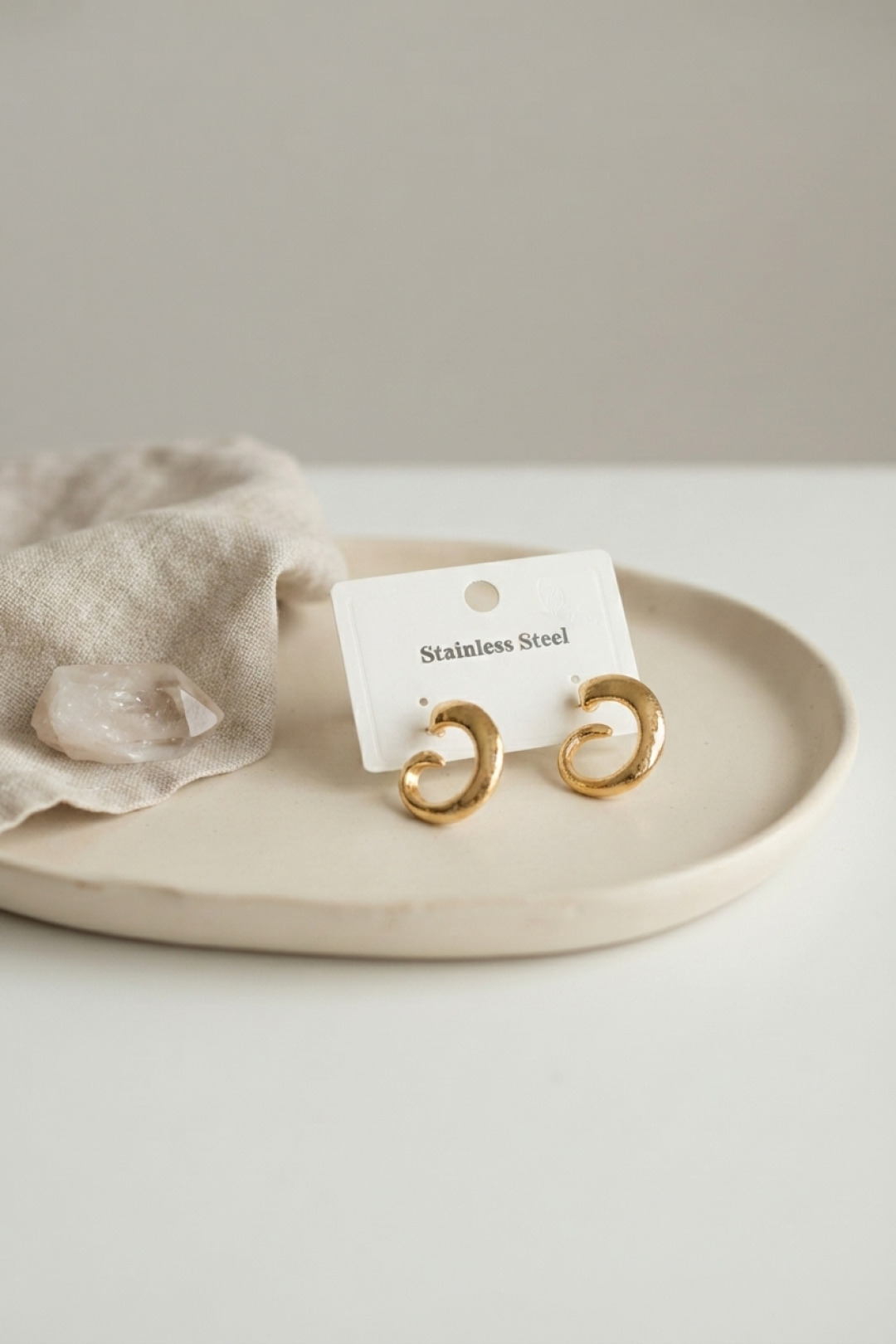 Çelik Gold Renk Vintage Kıvrımlı Halka Model Küpe