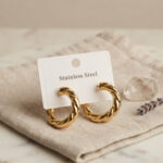 Çelik Gold Renk Vintage Kıvrımlı Halka Model Küpe