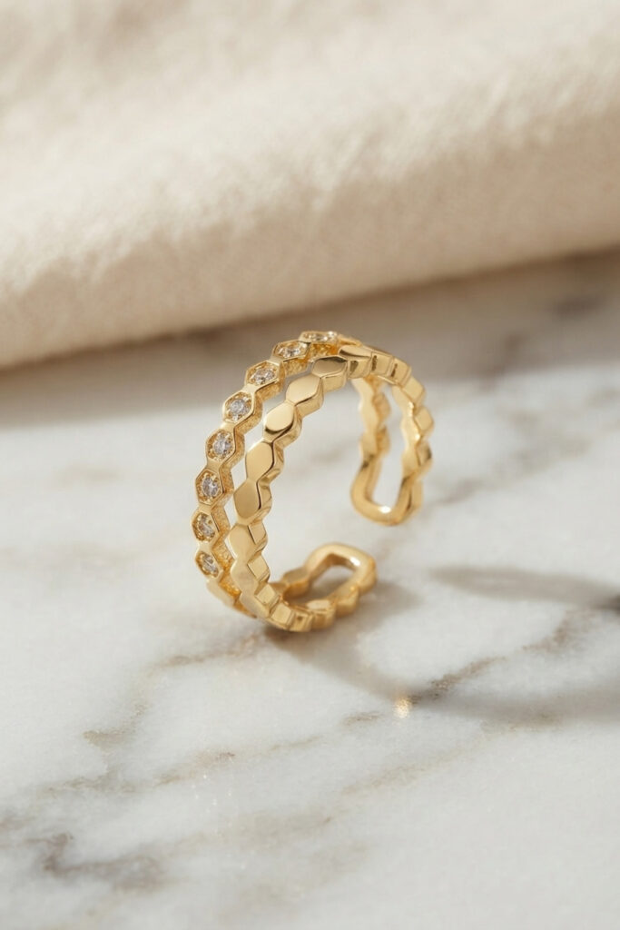 Gold Renk Sıralı Petek ve Zirkon Taşlı Model Yüzük