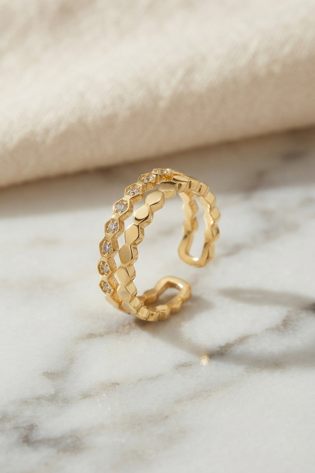 Gold Renk Sıralı Petek ve Zirkon Taşlı Model Yüzük