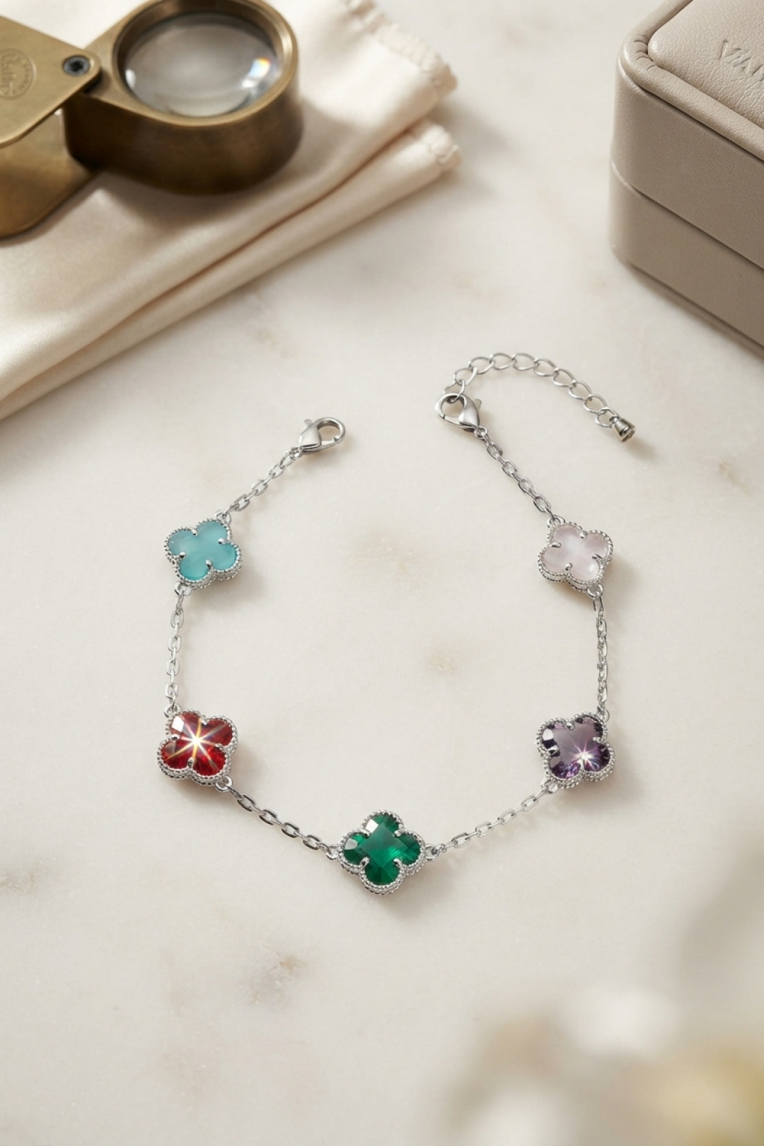 Renkli Kristal Taşlı Gümüş Renk Yonca Model Bileklik