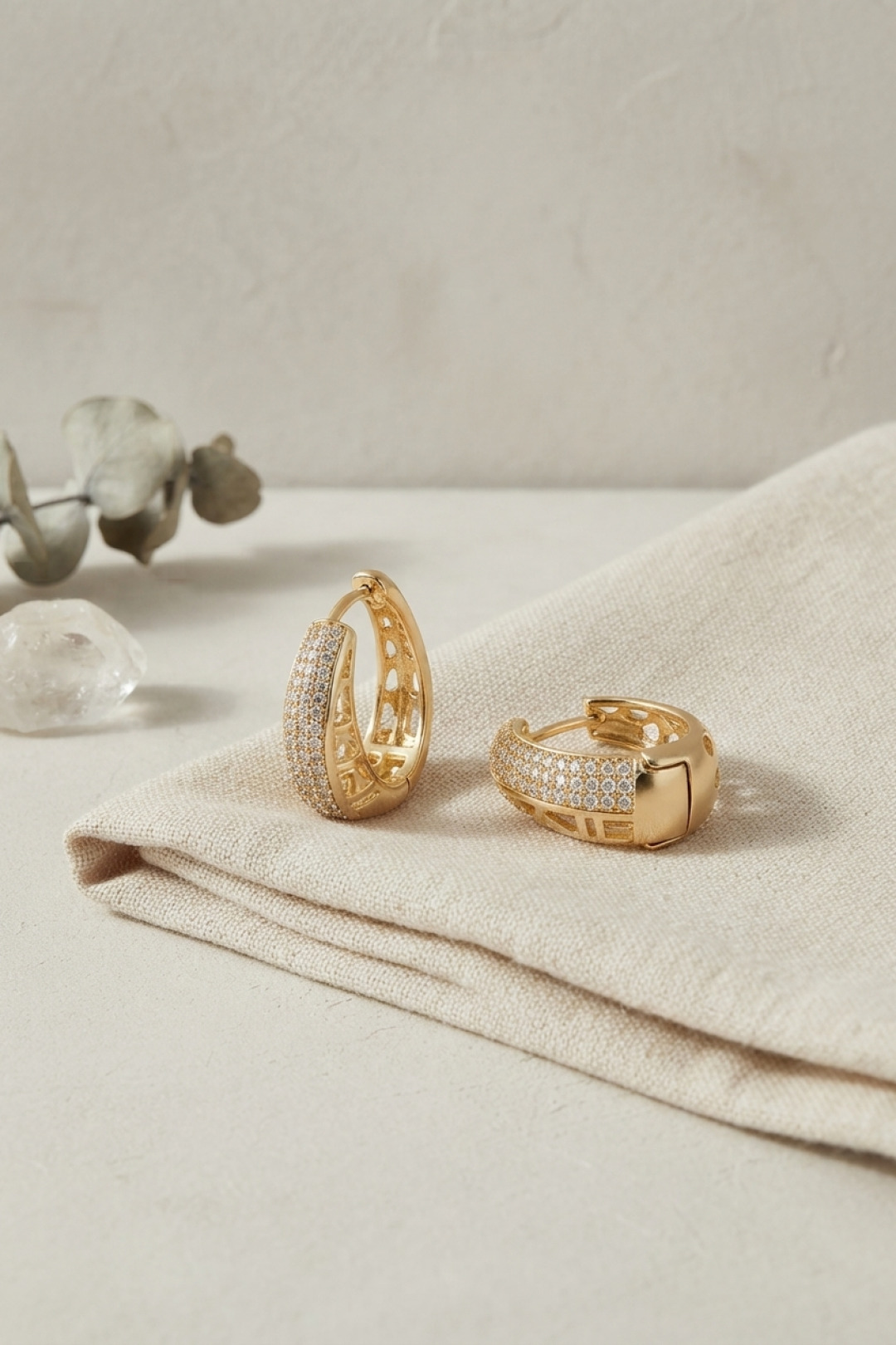 Gold Renk Zirkon Taşlı ve Motif Detaylı Damla Halka Model Küpe