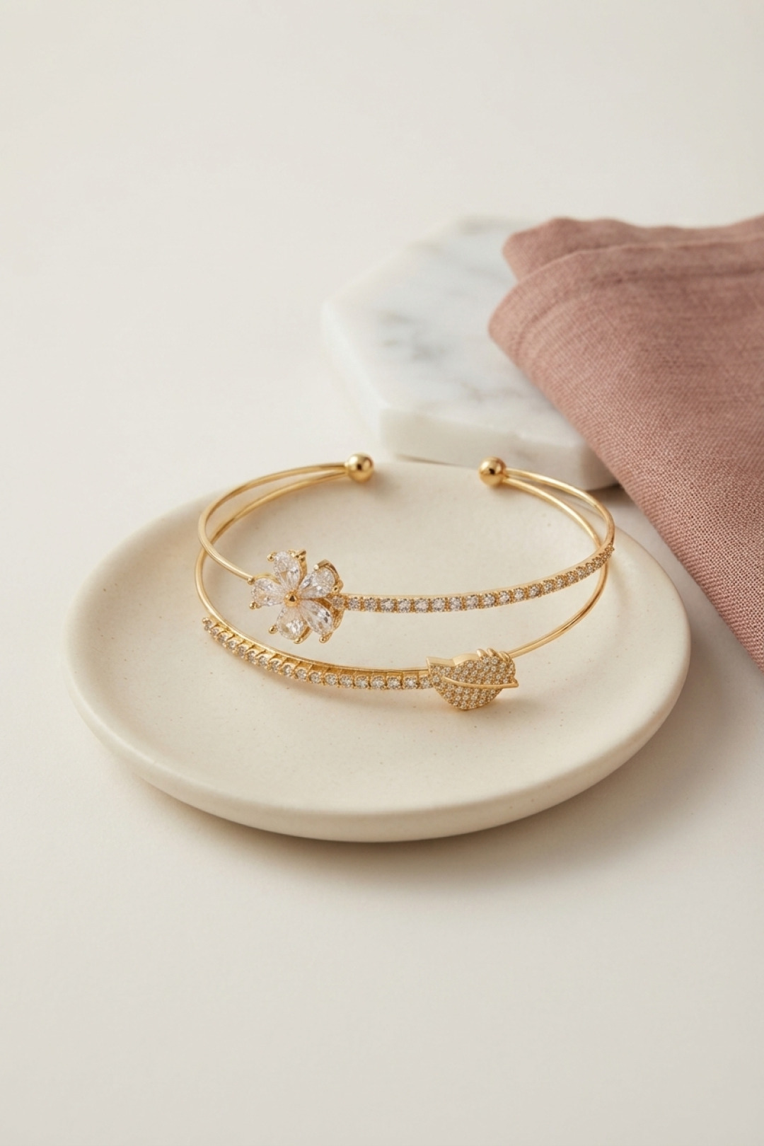 Gold Renk Zirkon Taşlı Çiçek Model Bileklik