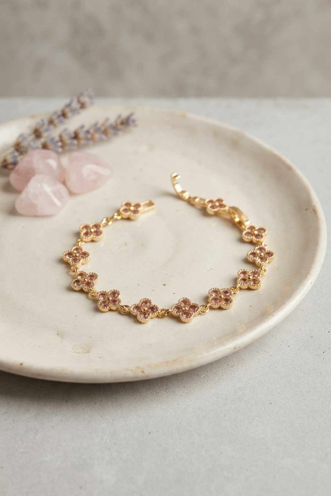 Gold Renk Pembe Zirkon Taşlı Yonca Model Bileklik