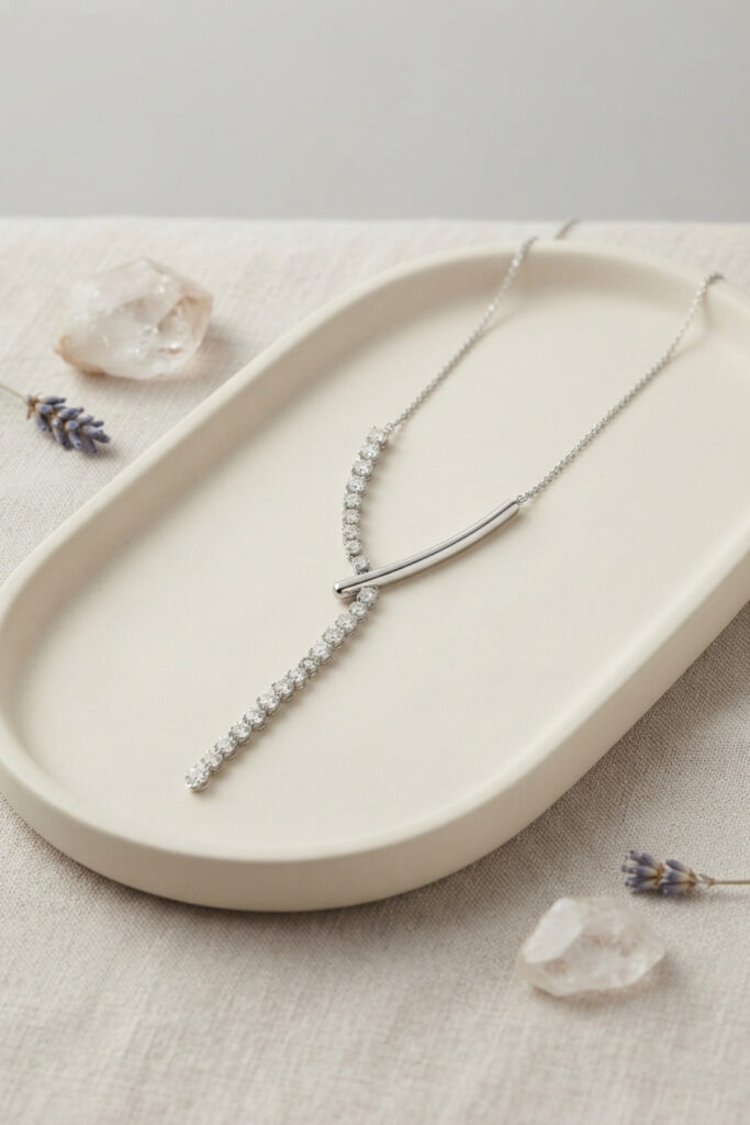 Gümüş Renk Zirkon Taşlı Asimetrik Bar Model Kolye