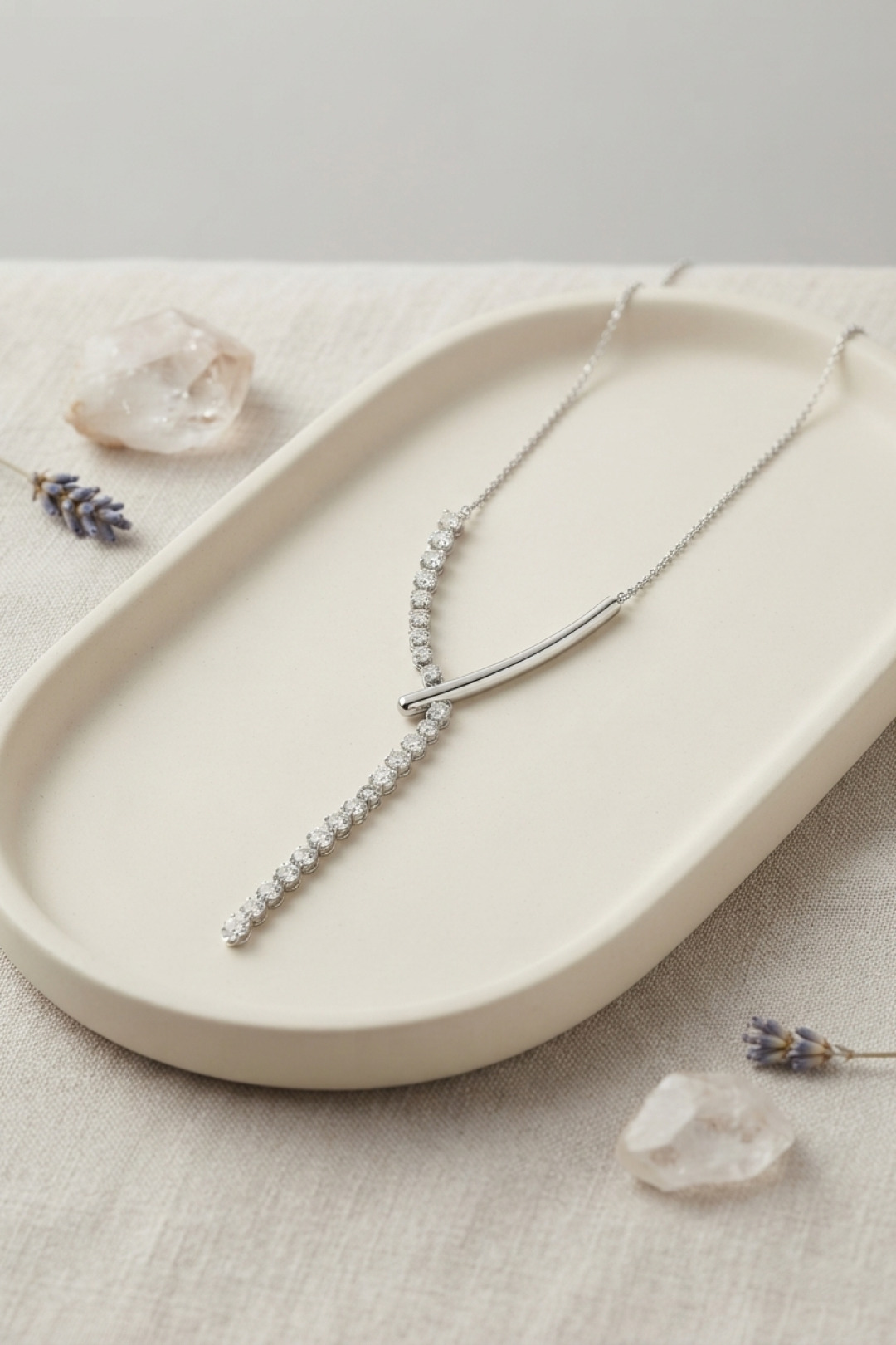 Gümüş Renk Zirkon Taşlı Asimetrik Bar Model Kolye