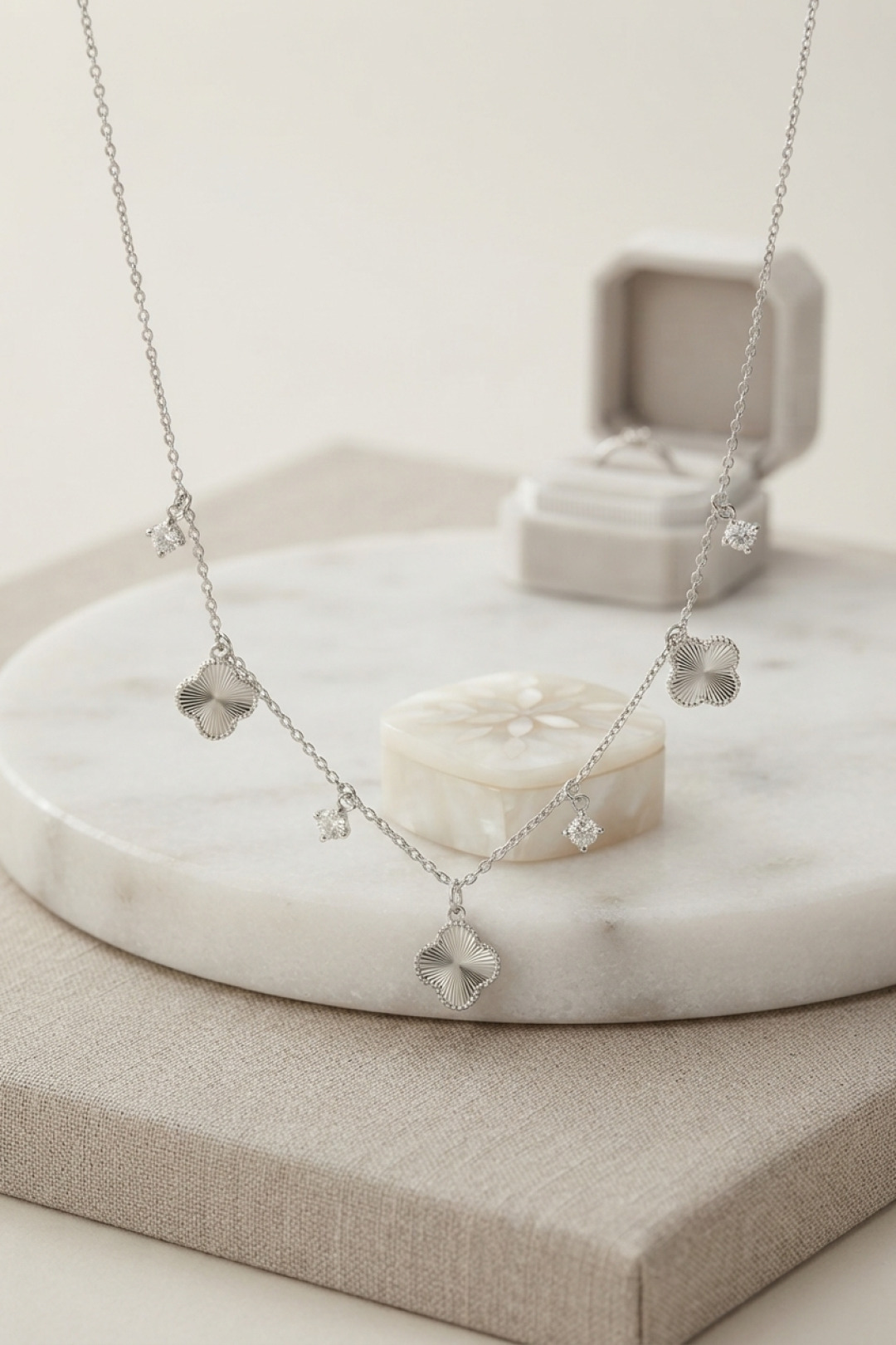 Gümüş Renk Zirkon Taşlı Yonca Model Kolye