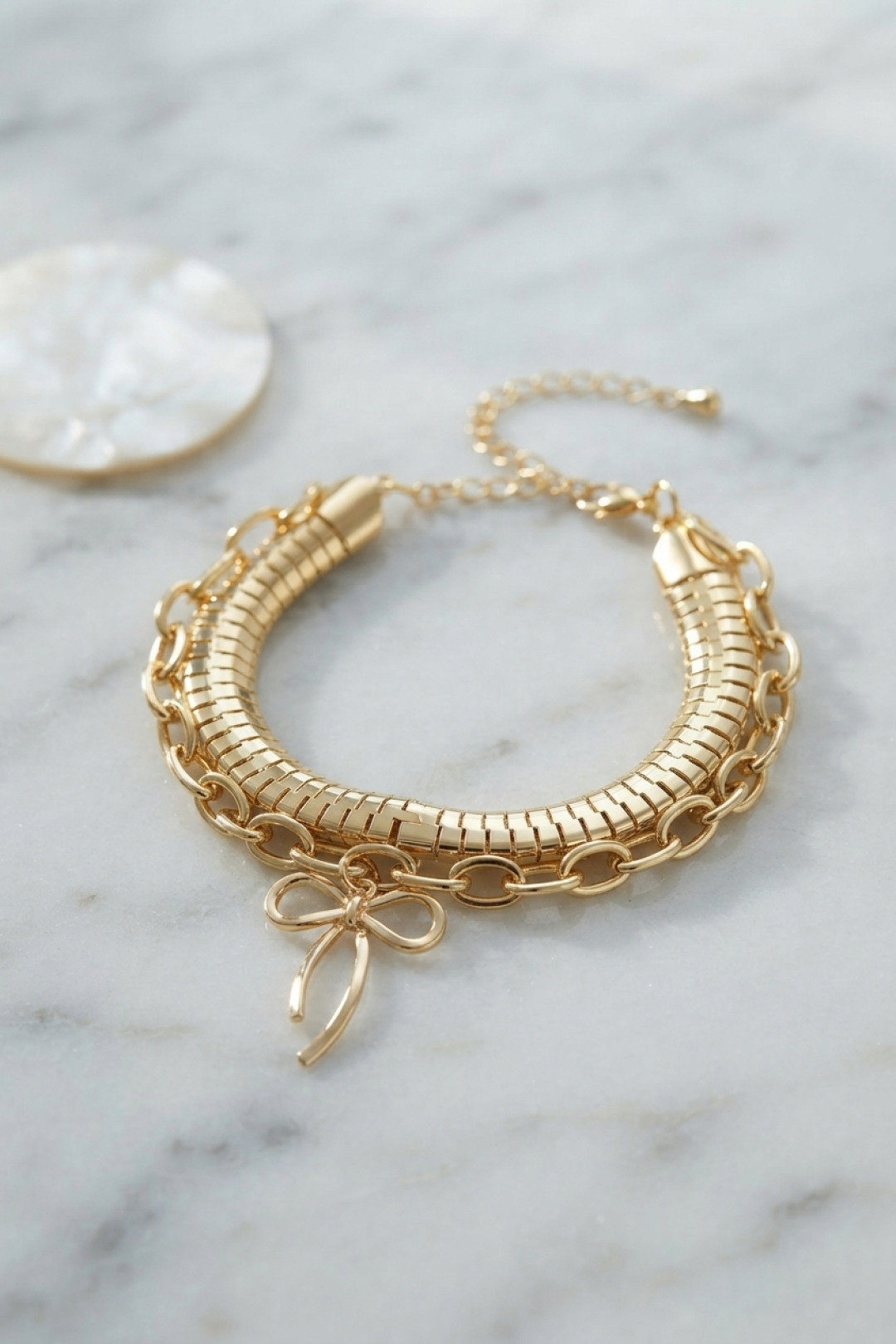 Gold Renk Yılan Zincir Model Fiyonk Detaylı Bileklik Kombini